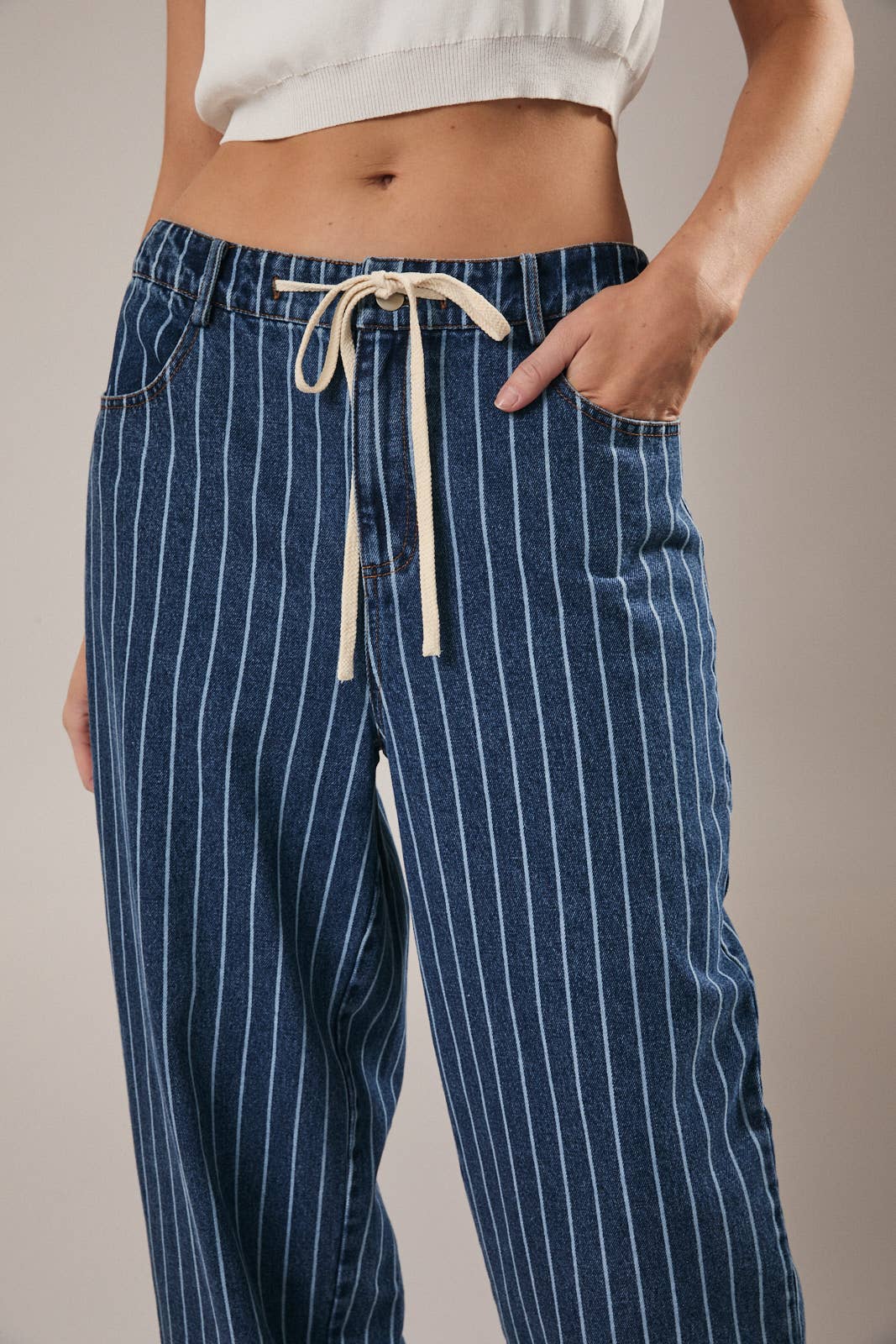 FRONT TIE STRIPE STRAIGHT JEANS: DENIM-WHITE STRIPE / S
